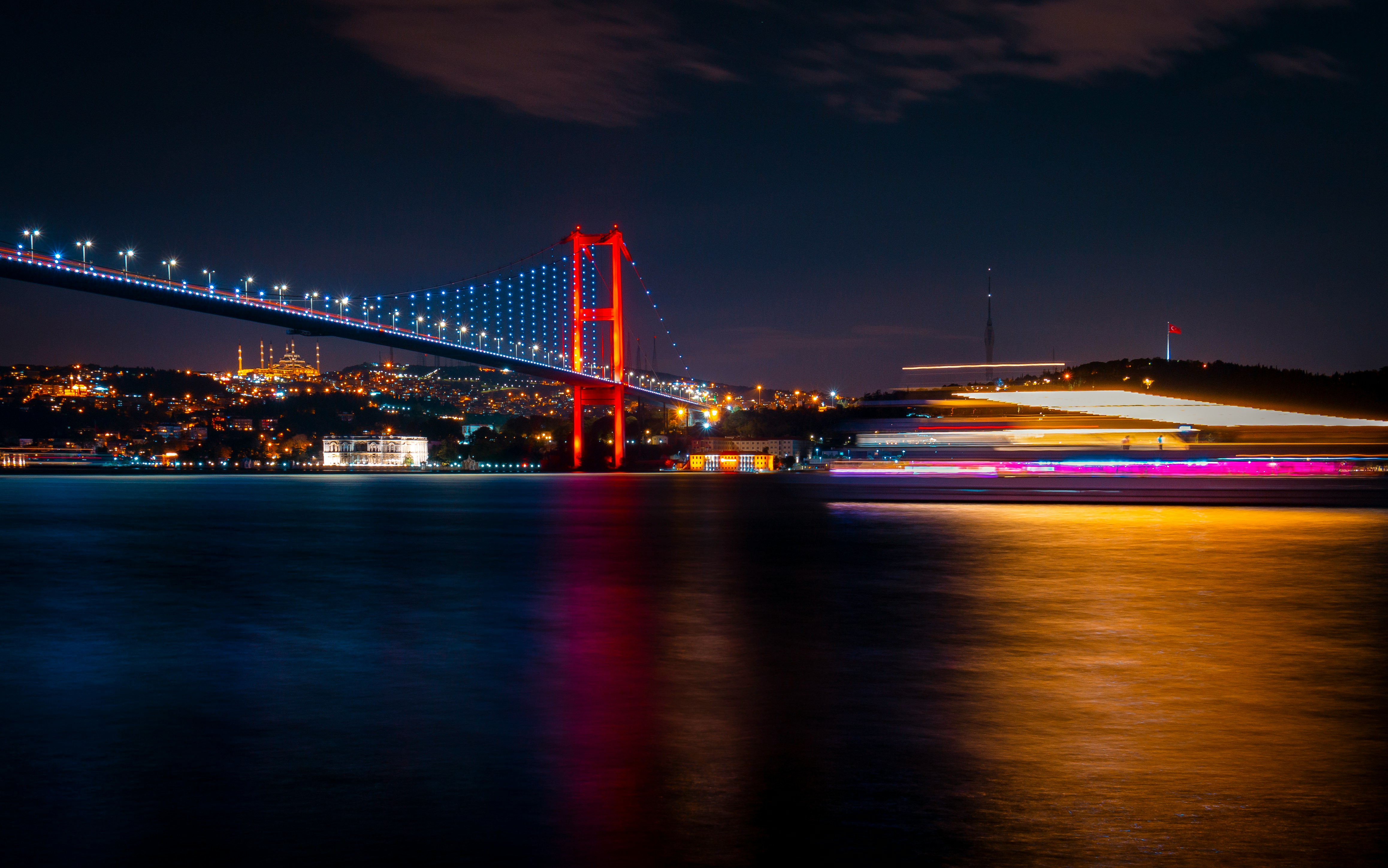 Boğaz Köprüsü gece uzun pozlama ışık izleri — İstanbul'un ikonik çekim noktası